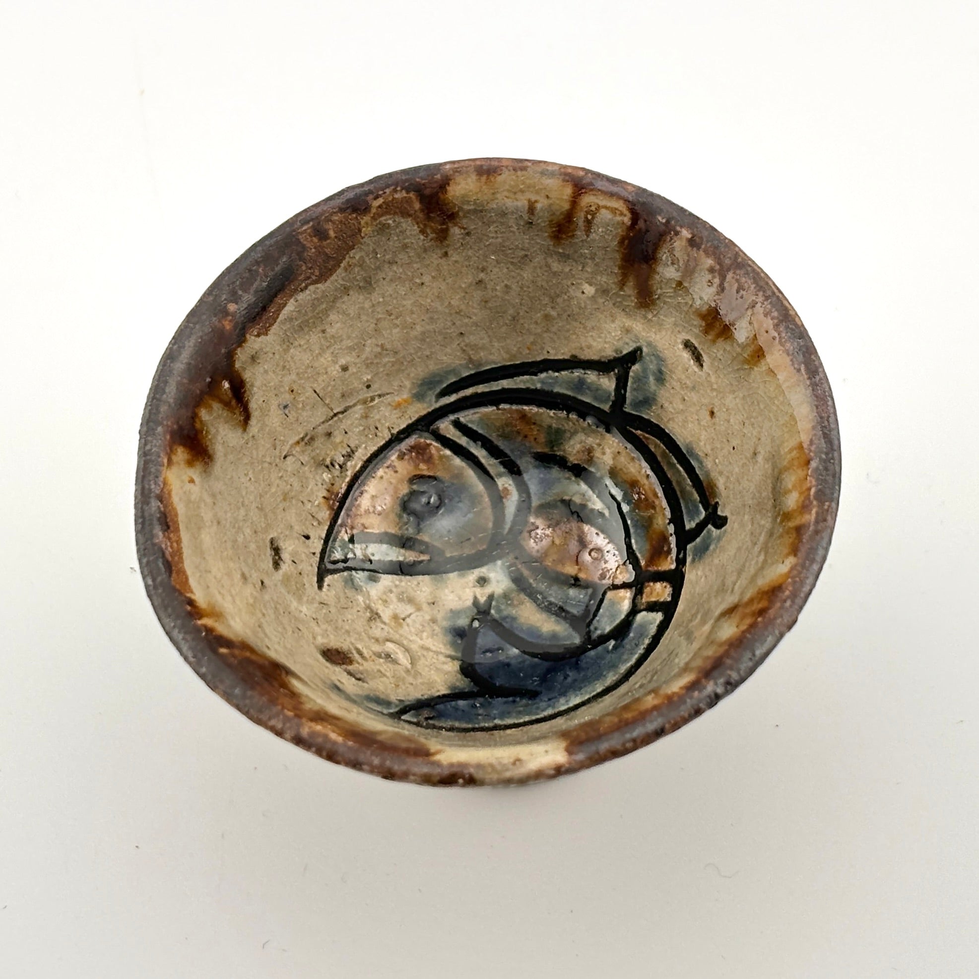 壺屋焼 人間国宝 金城次郎作 魚文ぐい呑 – 生活民芸 なかむた