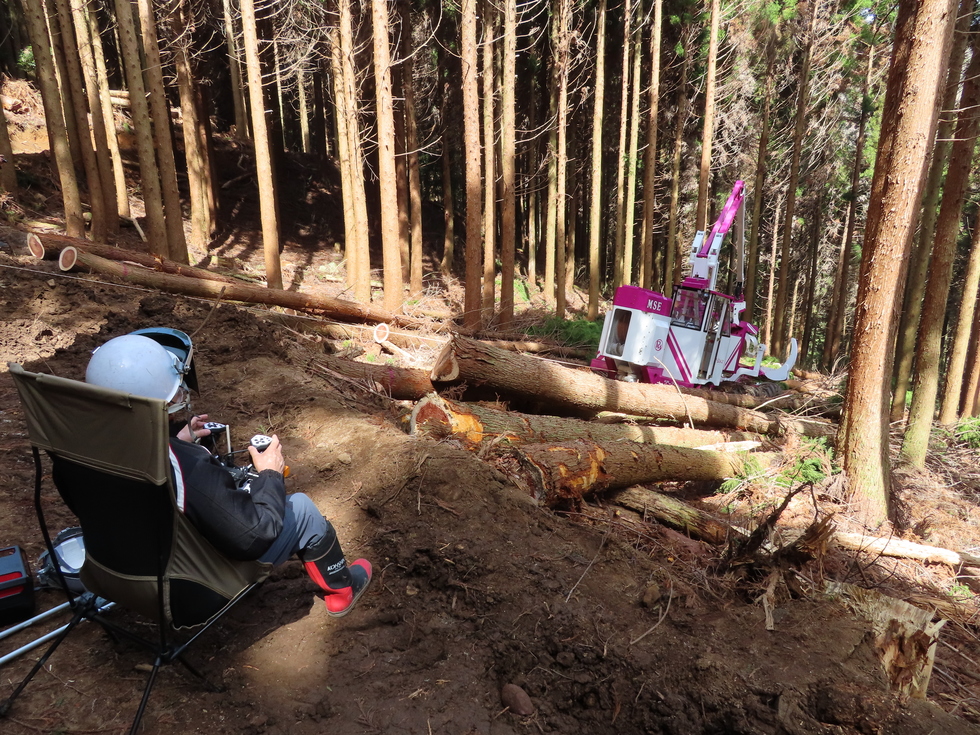 ティーレックス】ラジコン式伐倒搬出作業車 - 林業機械・ストレッチ