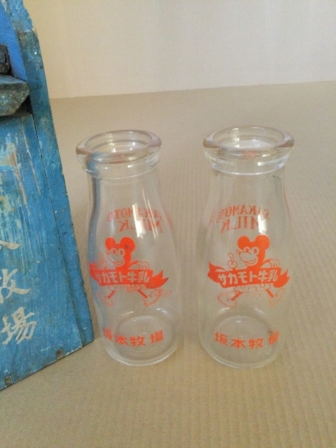 da0244 サカモト牛乳 木製配達箱 牛乳瓶 2本付き 【昭和レトロ百貨店】