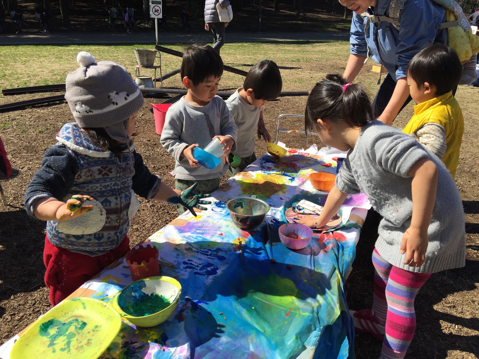 3/23(水）はじめての外遊び お外でアート（色あそび編） | 練馬区立