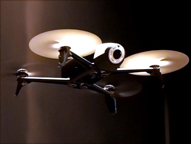 1080pカメラ搭載で25分間飛行する小型ドローン「Parrot Bebop 2」。約