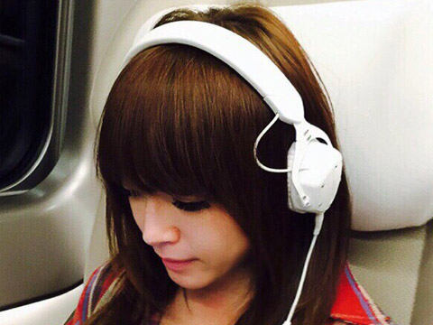 浜崎あゆみとヘッドフォン「V-MODA XS」がコラボ。CD同梱で300台限定