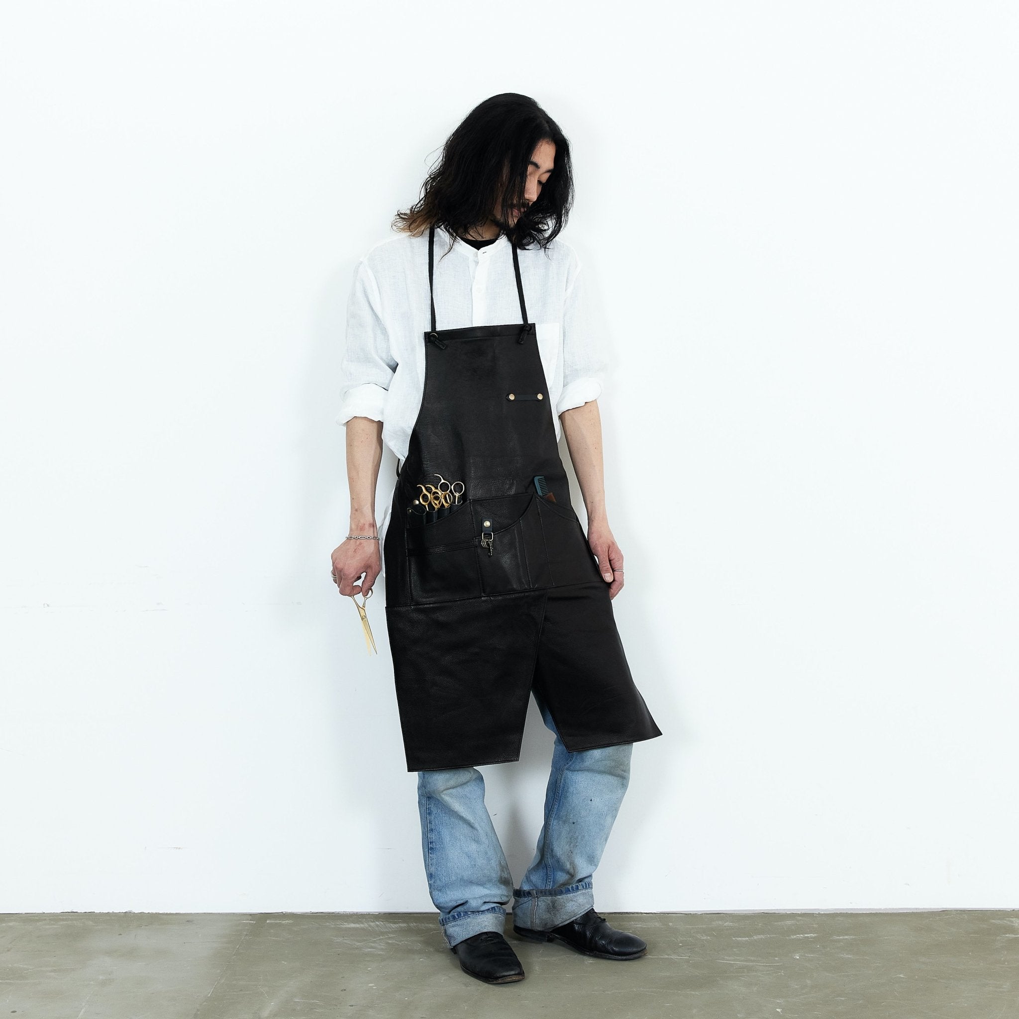 aruciのレザーエプロンが軽いワケ