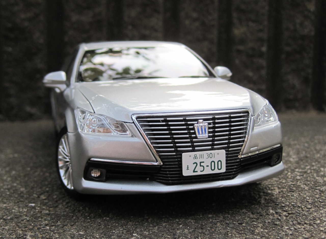 完成品車庫・アオシマ・プリペイントモデル・クラウンロイヤルサルーン