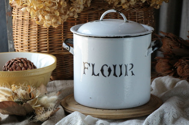 花文字が可愛いホーローフラワー缶 イギリスアンティークキッチン雑貨