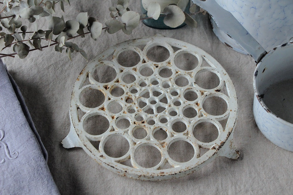 直径22cm白ペイントの丸いアイアントリベット（鍋敷） フランス