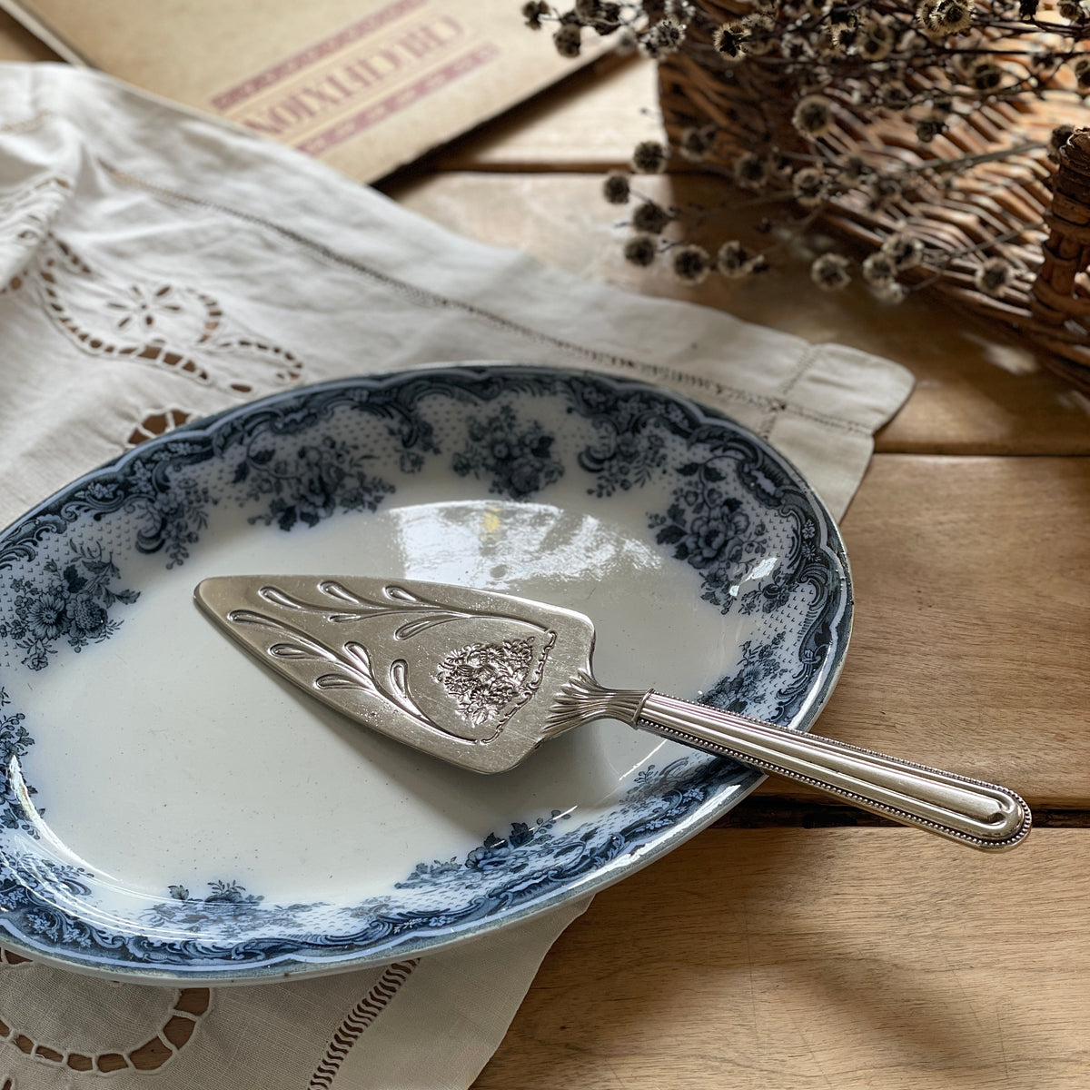 シルバープレート花模様のケーキサーバー イギリスアンティーク