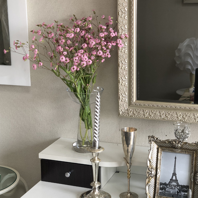 インテリア壁掛け仏壇と季節のお花：ピンクのワックスフラワー