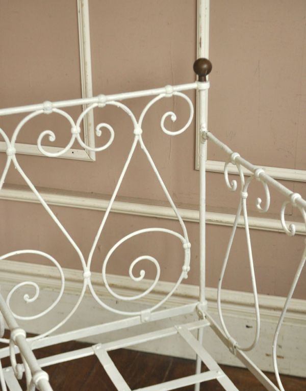 とっても可愛いフランスアンティーク、アイアンのベビーベッド