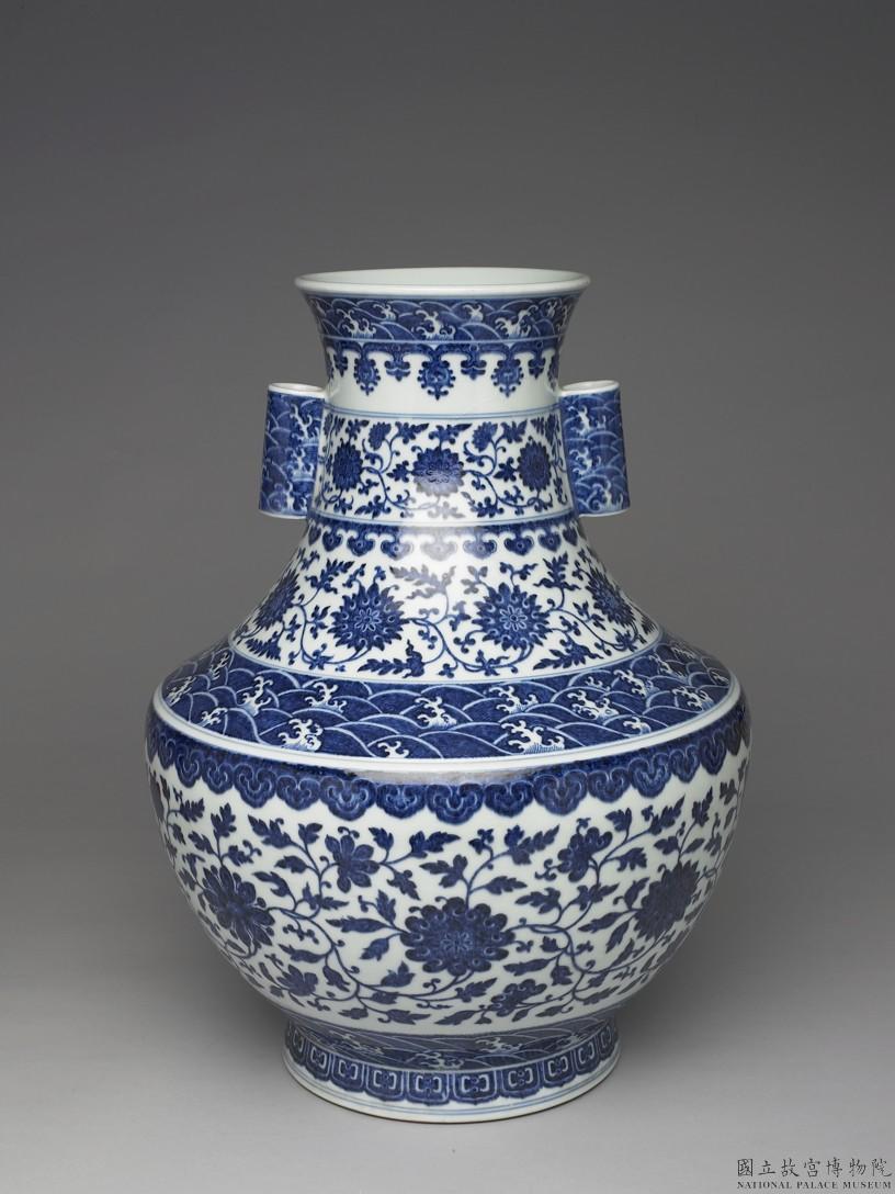 清乾隆青花番蓮紋貫耳瓶-數位典藏與學習聯合目錄(5884504)