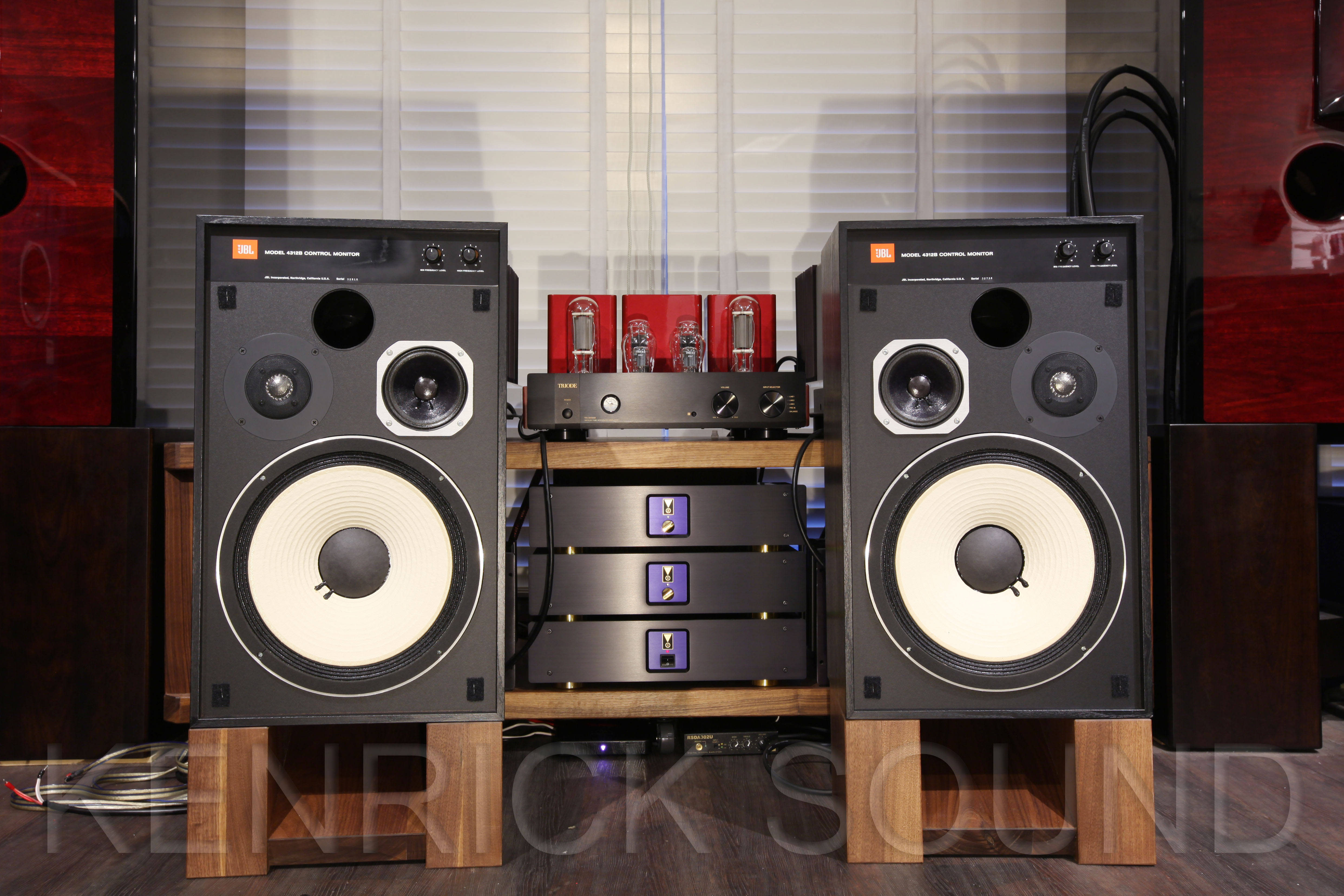 JBL 4312B コンパクトながら最高な鳴りっぷりの3wayモニター