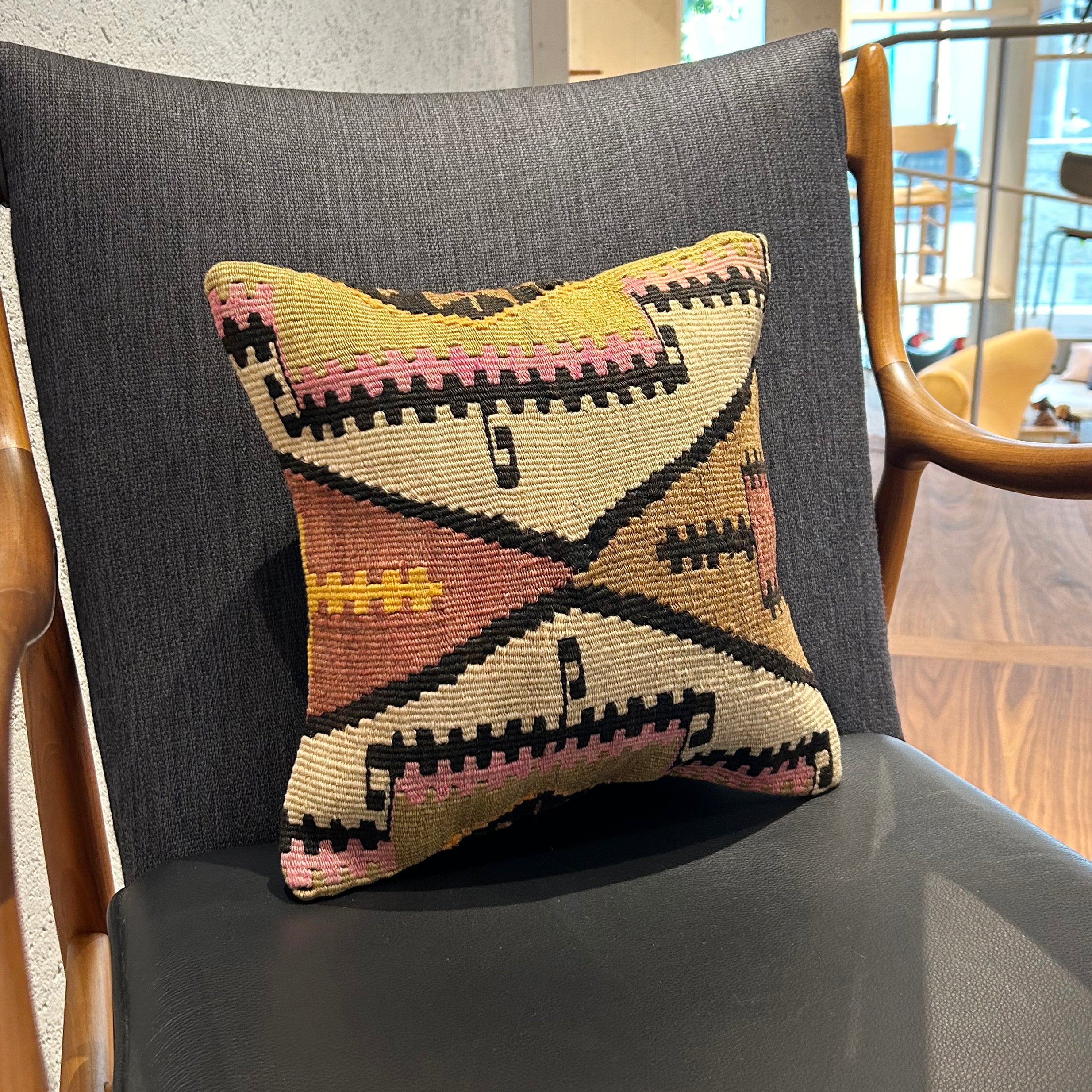 オールドキリム キリムクッションカバー 35×35㎝ (C-14418) – キリム屋