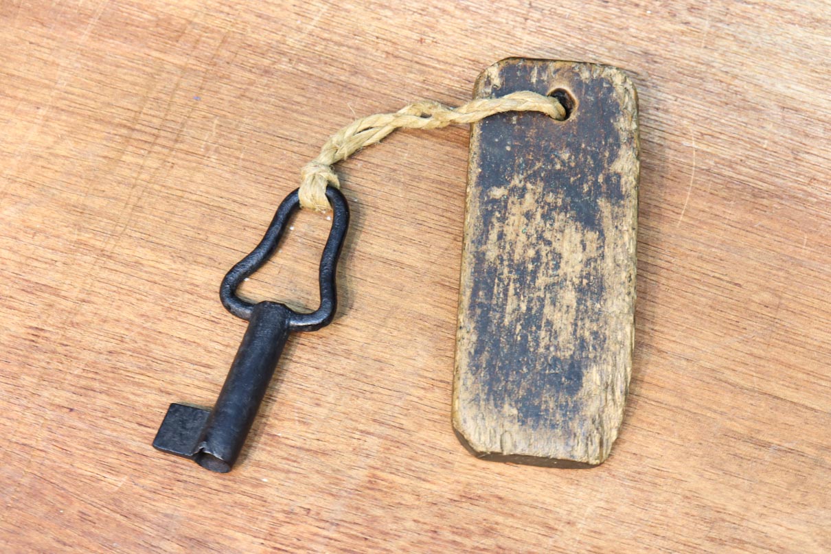 味わい深く時代の趣きある板札付き古鍵 D5708 – 古福庵 [ KOFUKUAN