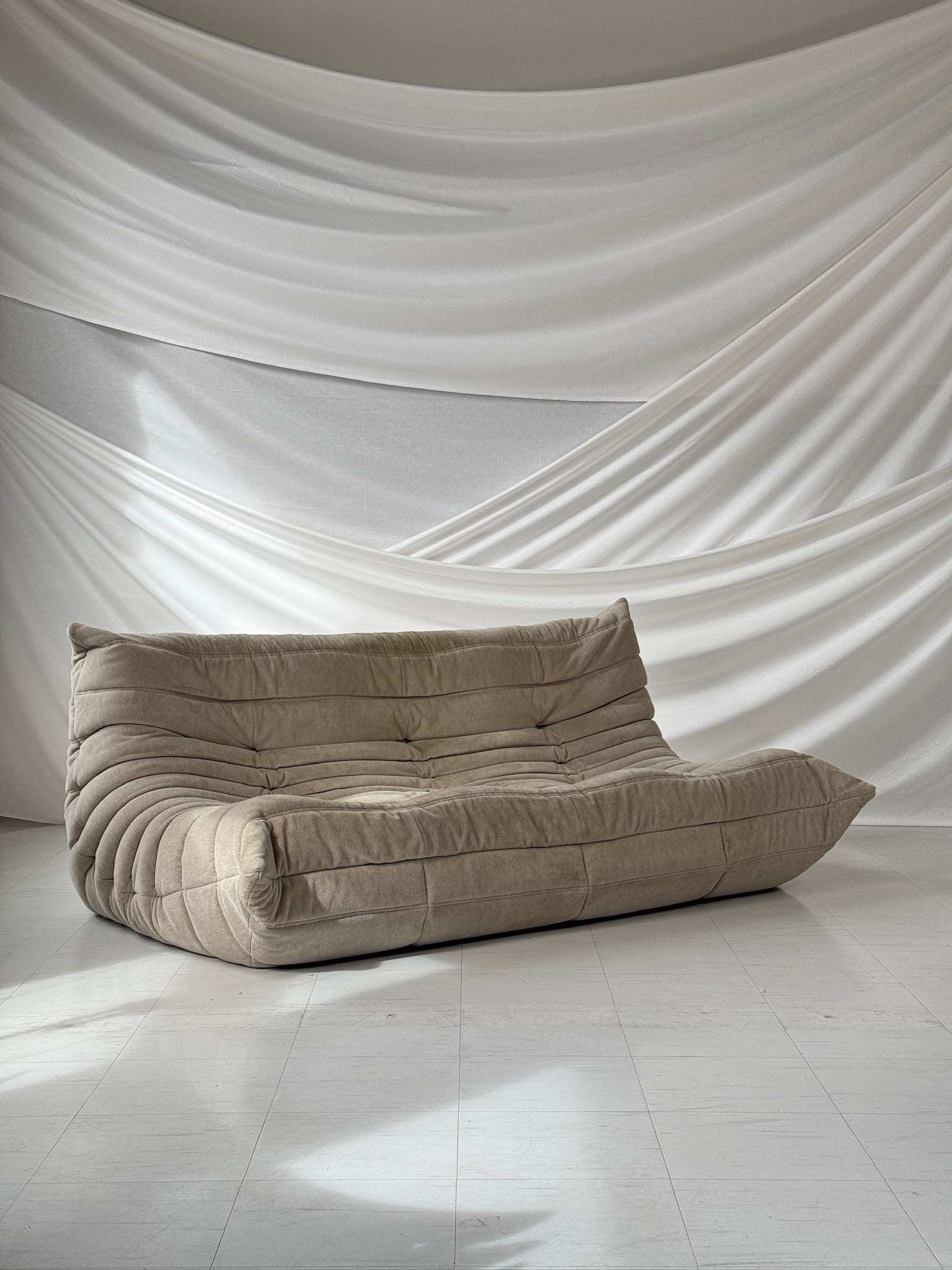 リーン ロゼ トーゴ 3人掛けソファ – Pino Interiors