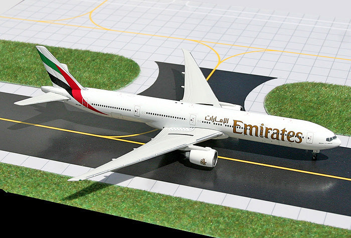 Emirates Boeing 777-300ER A6-ECG GeminiJets GJUAE895 Scale 1:400
