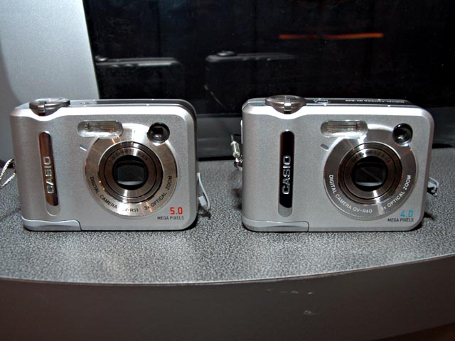 カシオ、大型液晶を搭載した500万画素デジカメ「QV-R51」