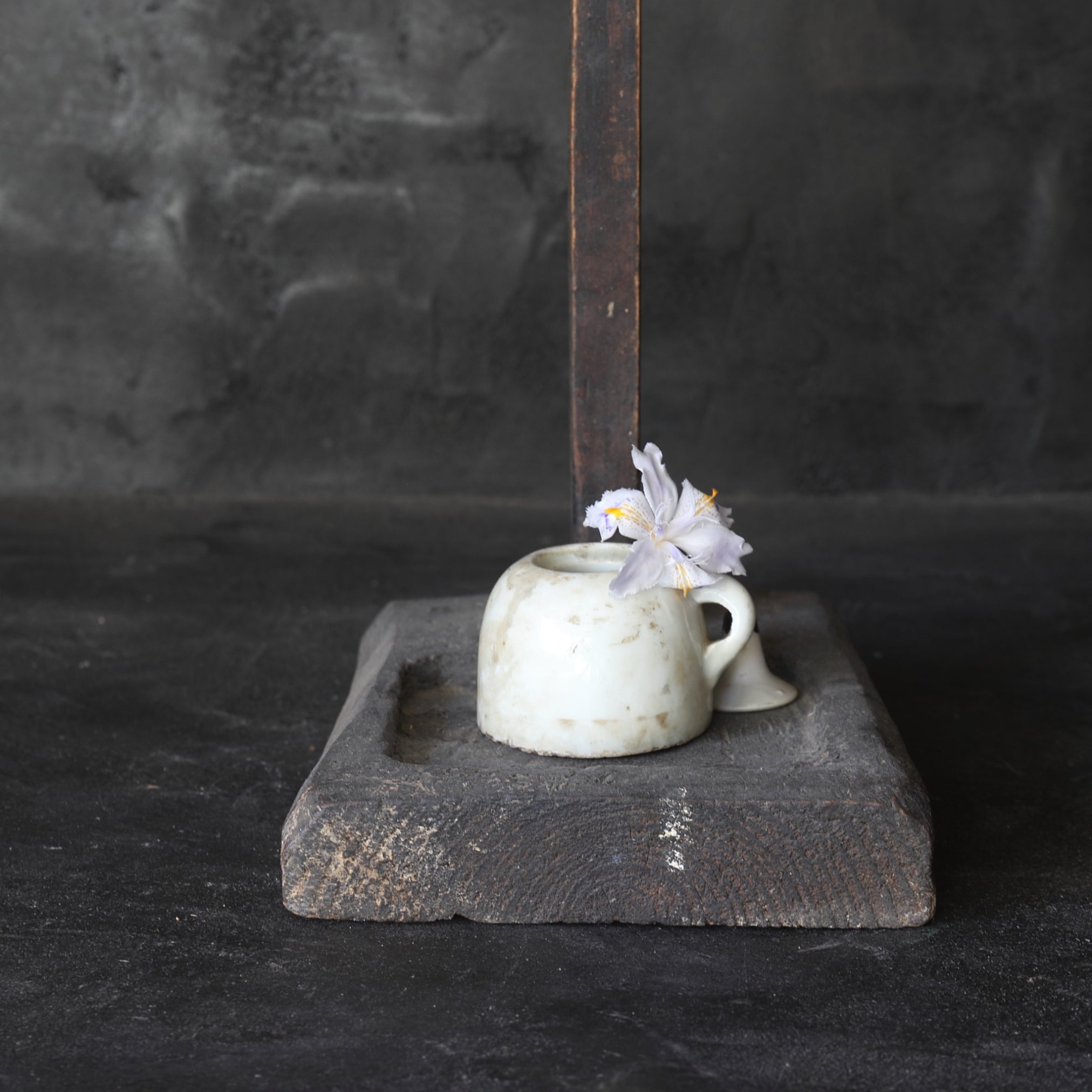 李朝 木の燭台と白磁灯火器（1392–1897 CE） | 入蘆花（ロカニイル）