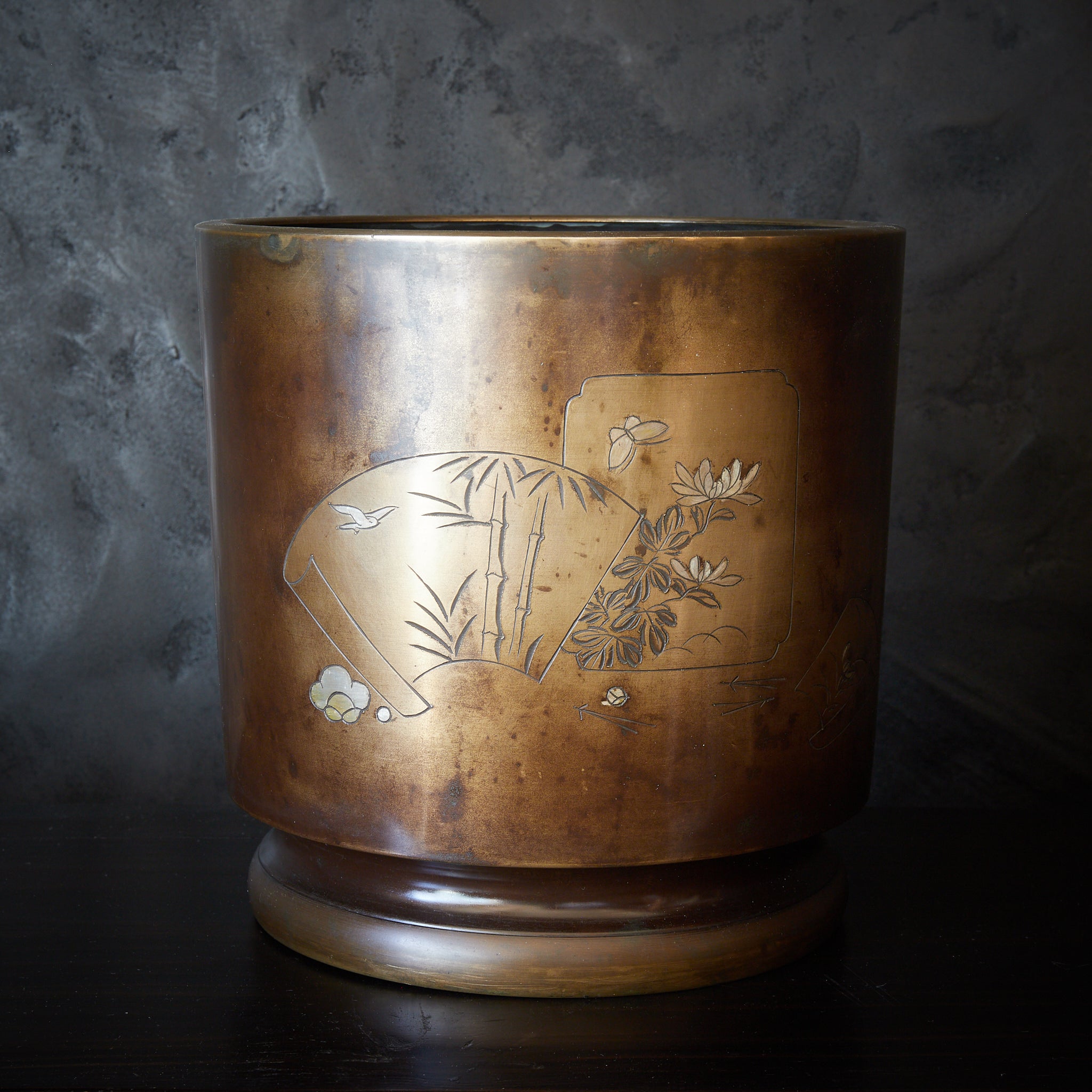 明治 線刻象嵌蝶花竹文銅火鉢 瓶掛（1868–1912CE） | 入蘆花（ロカニイル）