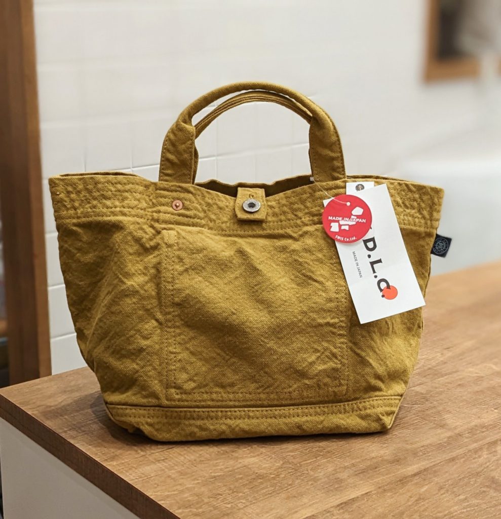 素材感とナチュラルな表情で人気です。カラバリ豊富なのも楽しい