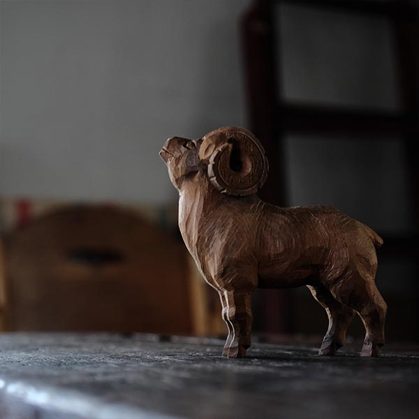 木彫りの羊のオブジェ – zakka store towi