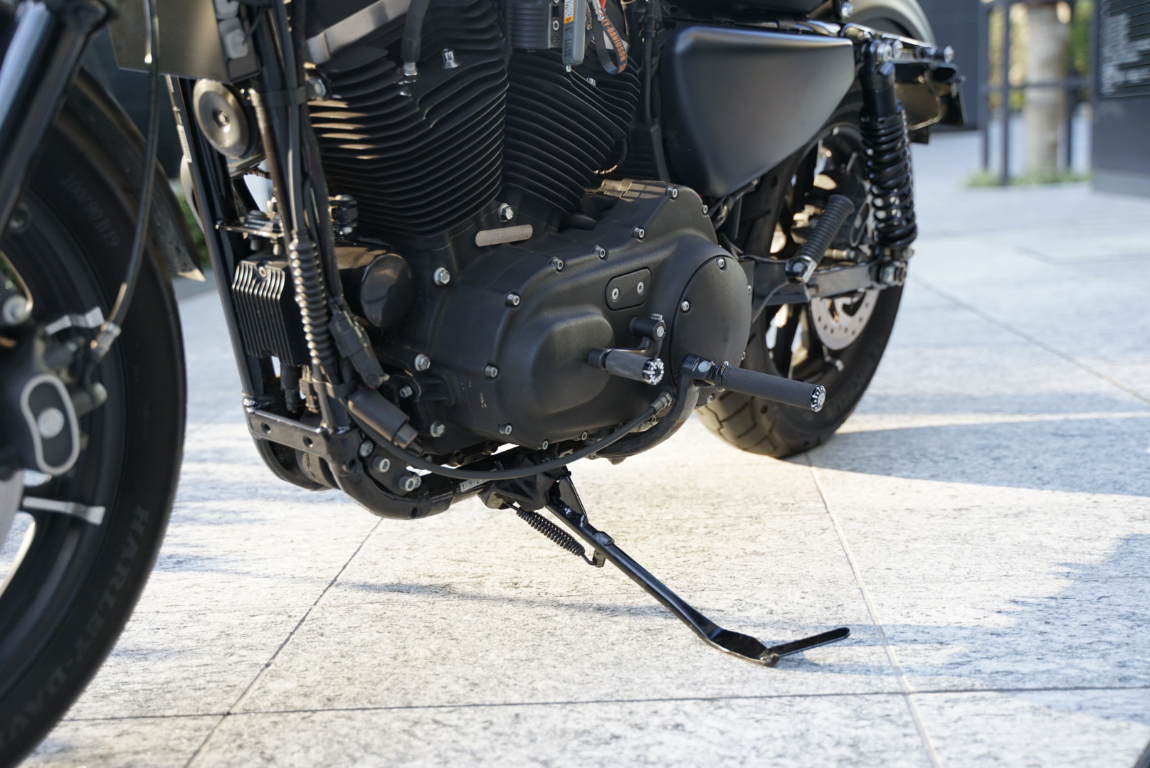 スポーツスター XL883N】車高を上げたので、ロングのサイドスタンドに