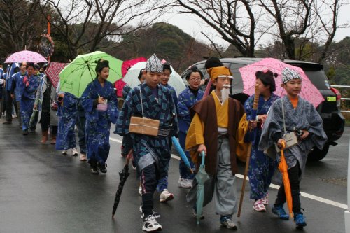 株式会社リヴレーゾン - 水戸黄門が先導