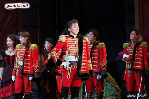 asahi.com（朝日新聞社）：オペレッタと見比べてみると 宝塚「ジプシー