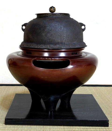 即中斎 表千家13代家元 焼ﾇｷ唐銅朝鮮切合風炉真形釜添【茶道具からき