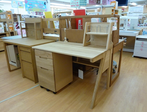 NEW ITEM《カリモク学習机 ピュアナチュール＆スパイオキッズ