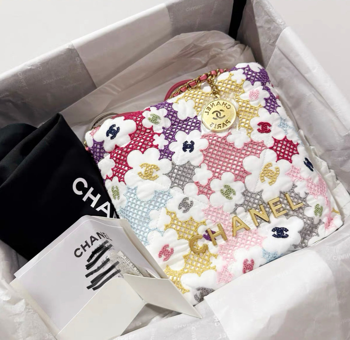 Blooming Raffia Chanel 22 in lace patchwork with gold-tone