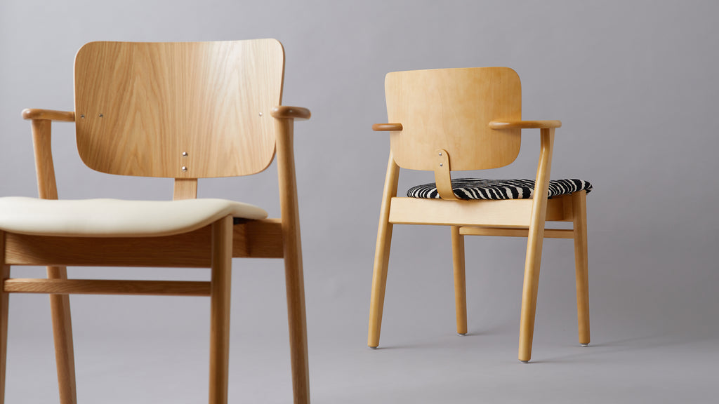 DOMUS CHAIRS WITH UPHOLSTERY心地よいレザー・生地張りの「ドムス