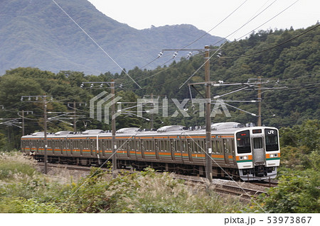 上越線高崎口の211系（6両編成）の写真素材 [53973867] - PIXTA