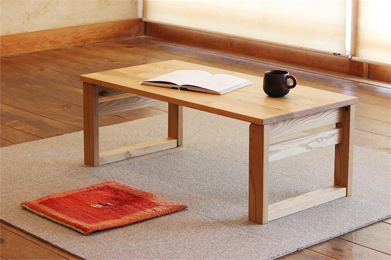 マルチに使える！ 折りたためる文机、国産無垢材家具のオーク