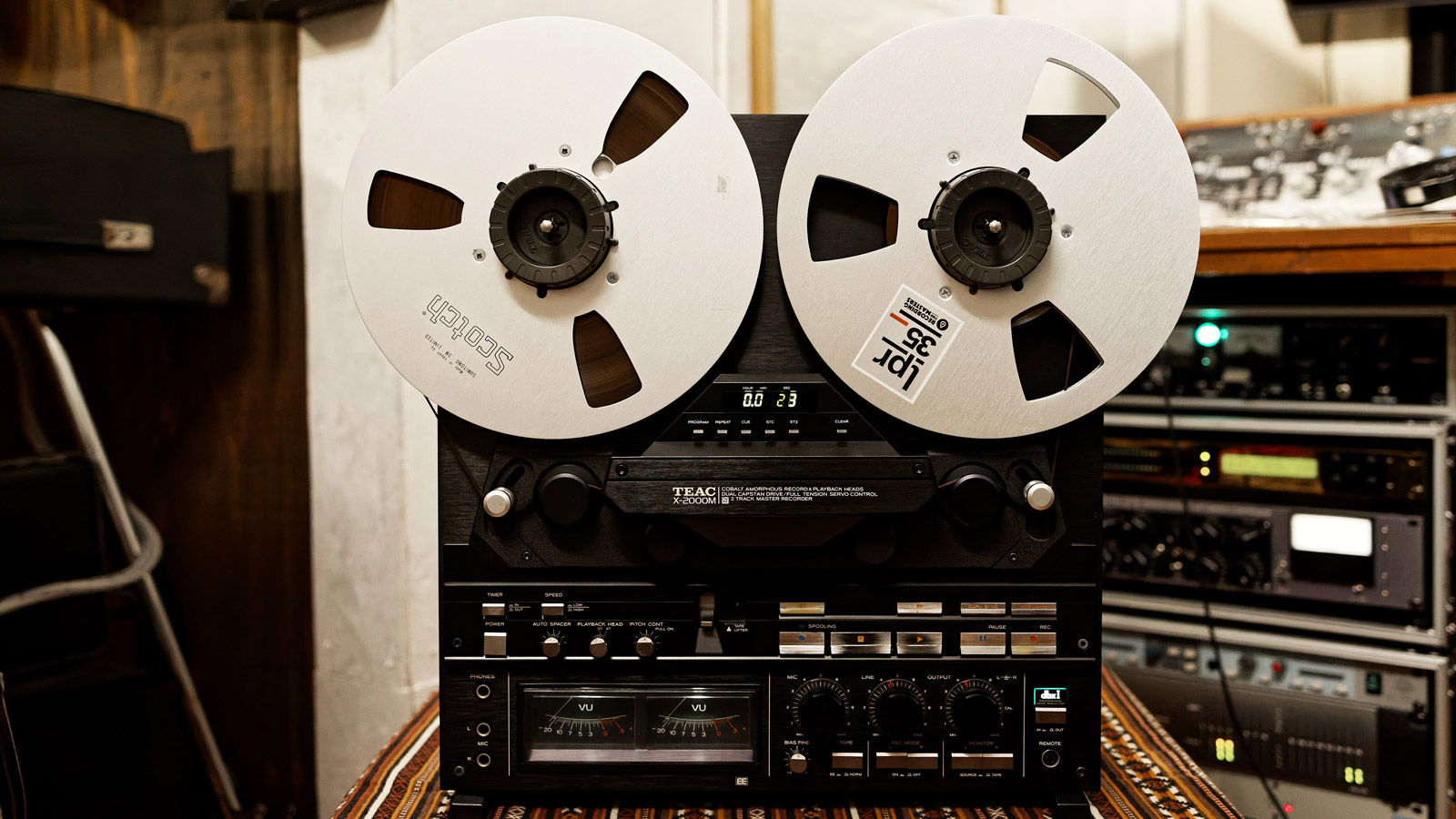 チルアウトサウンドを支える ティアックオープンリールデッキ「X-2000M