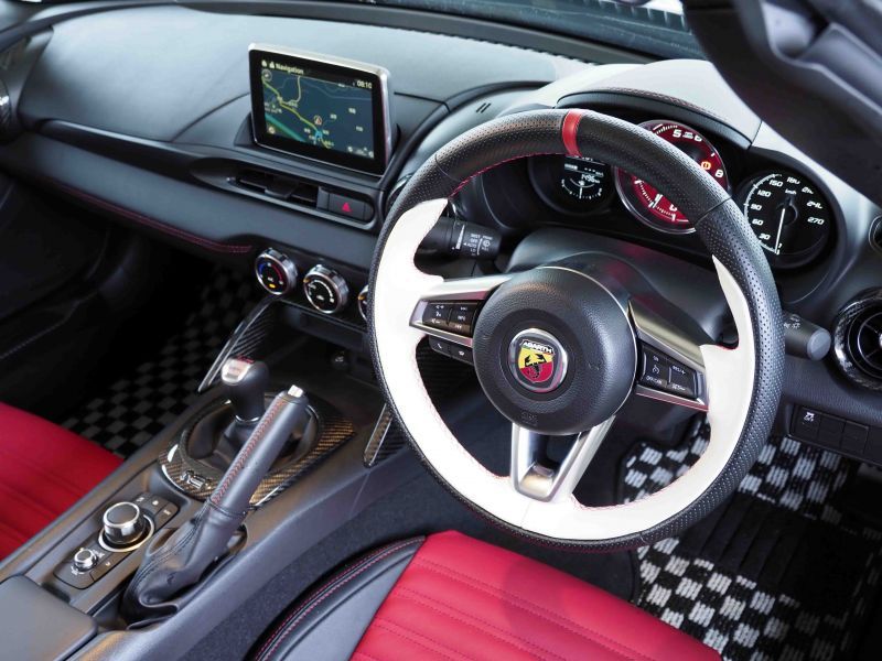 アバルト124スパイダー本革巻きステアリング施工