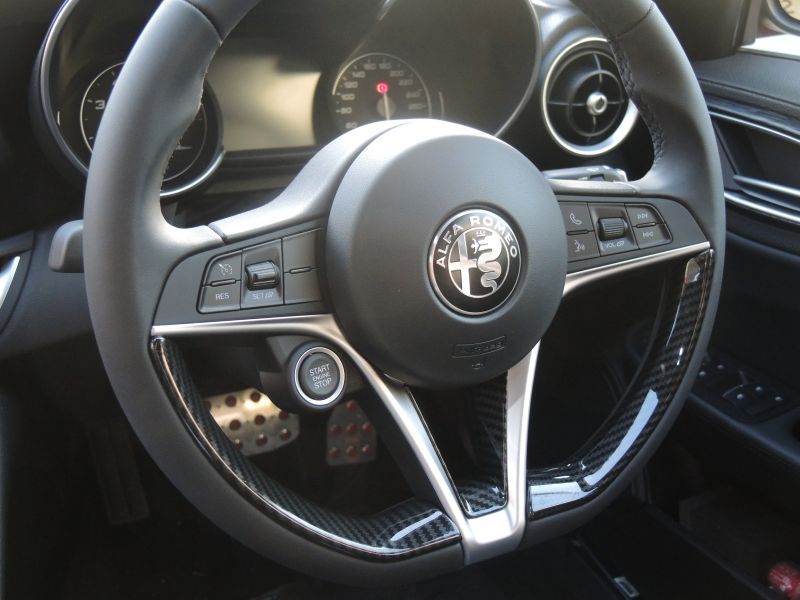 アルファロメオ ジュリア ステアリングスポークカバー カーボン施工