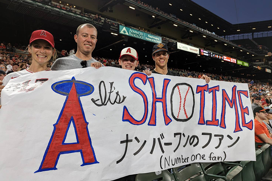 大谷翔平の「ナンバーワンのファン」 日米中継で映った応援ボード