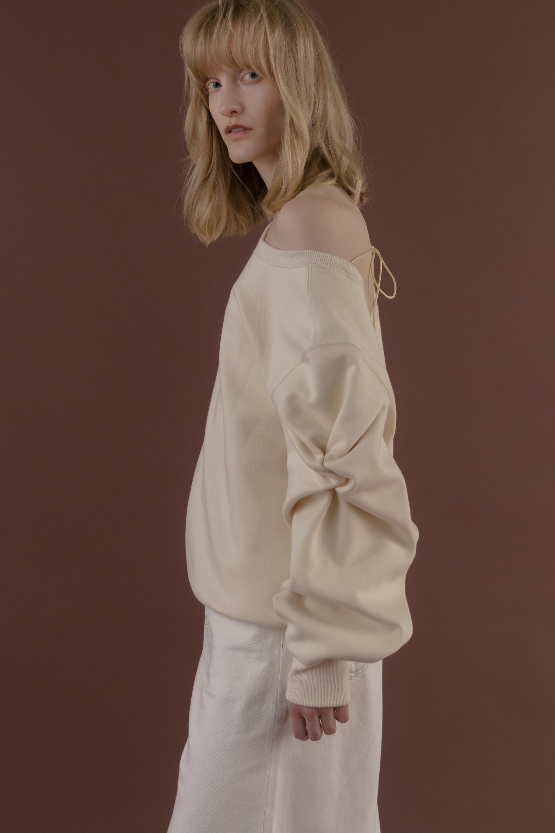 Opern Off-shoulder Sweat – THE TOÉ