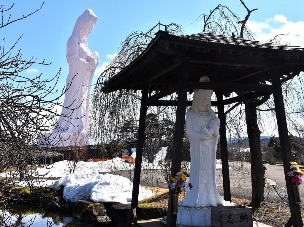 巨大な観音様が今だけほんのりサクラ色。思わず「カワイイ」の声も