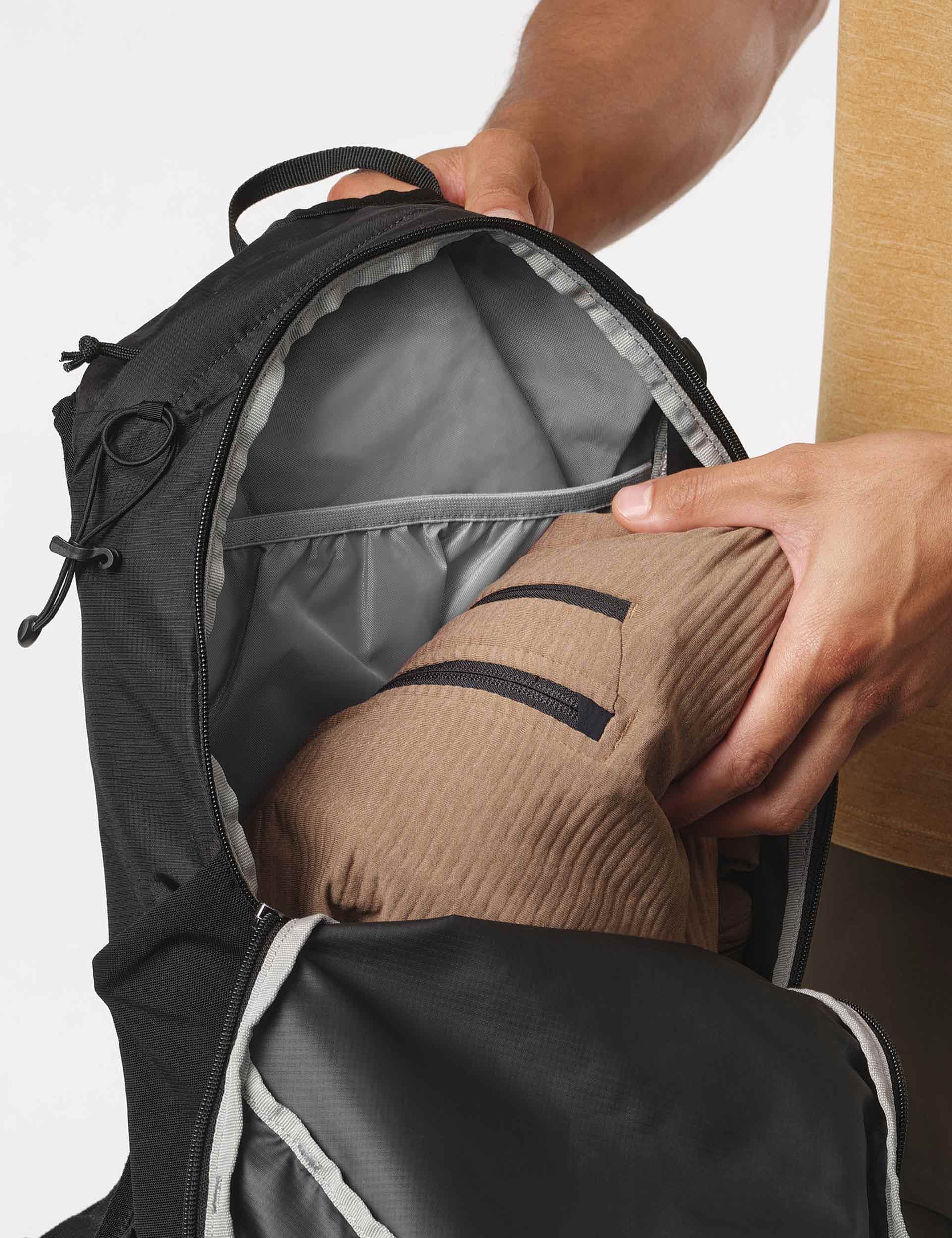 Salomon | Trailblazer 30 - Black/Alloy | The Sports Edit