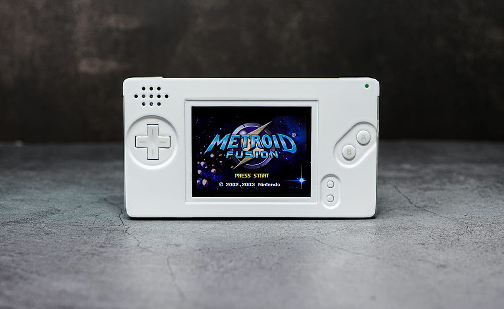 Polyjet方式で造形された外装シェルでゲームボーイマクロを作った