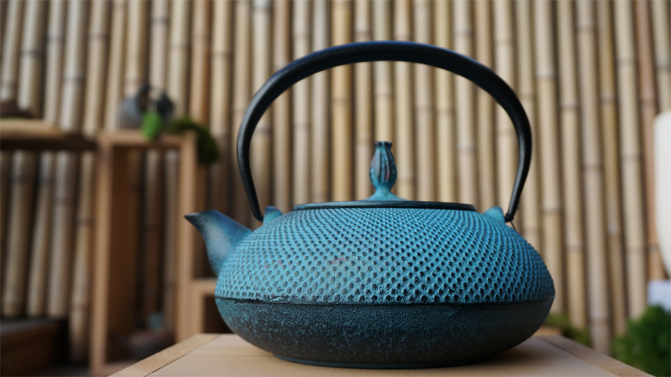 岩手・水沢より、南部宝生堂（及富 OITOMI）の南部鉄瓶、新入荷しま