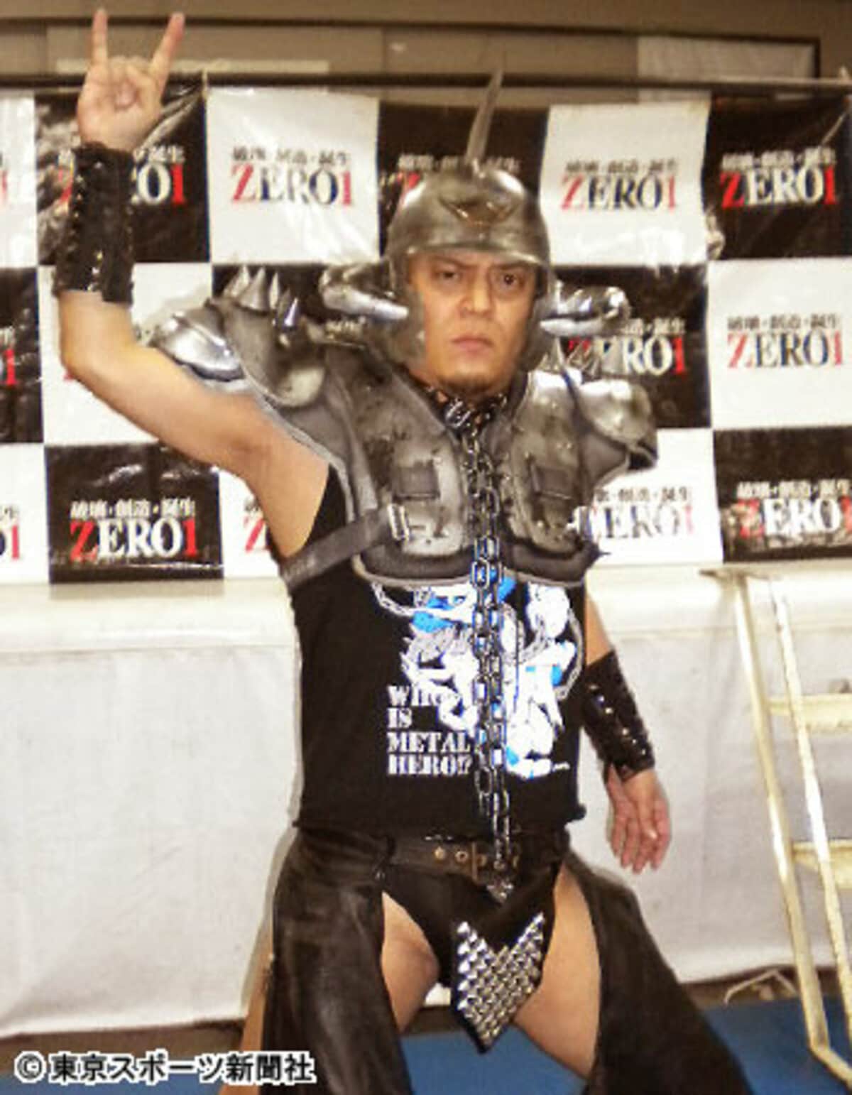 写真：「THE冠」のボーカル・冠徹弥 ゼロワンでプロレスデビュー