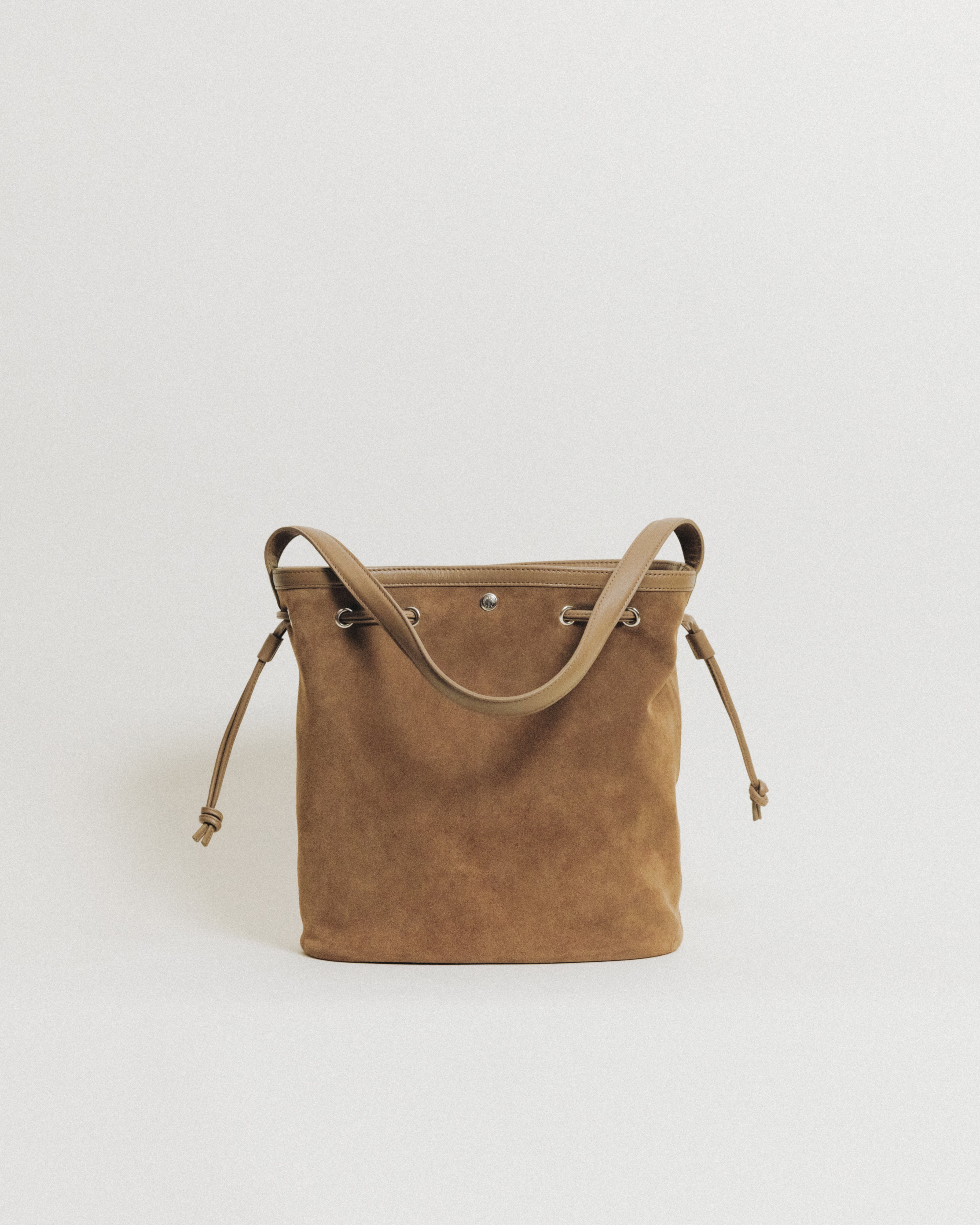 SAC COQUILLE BUCKET SUEDE BEIGE – TOUT Y EST JP