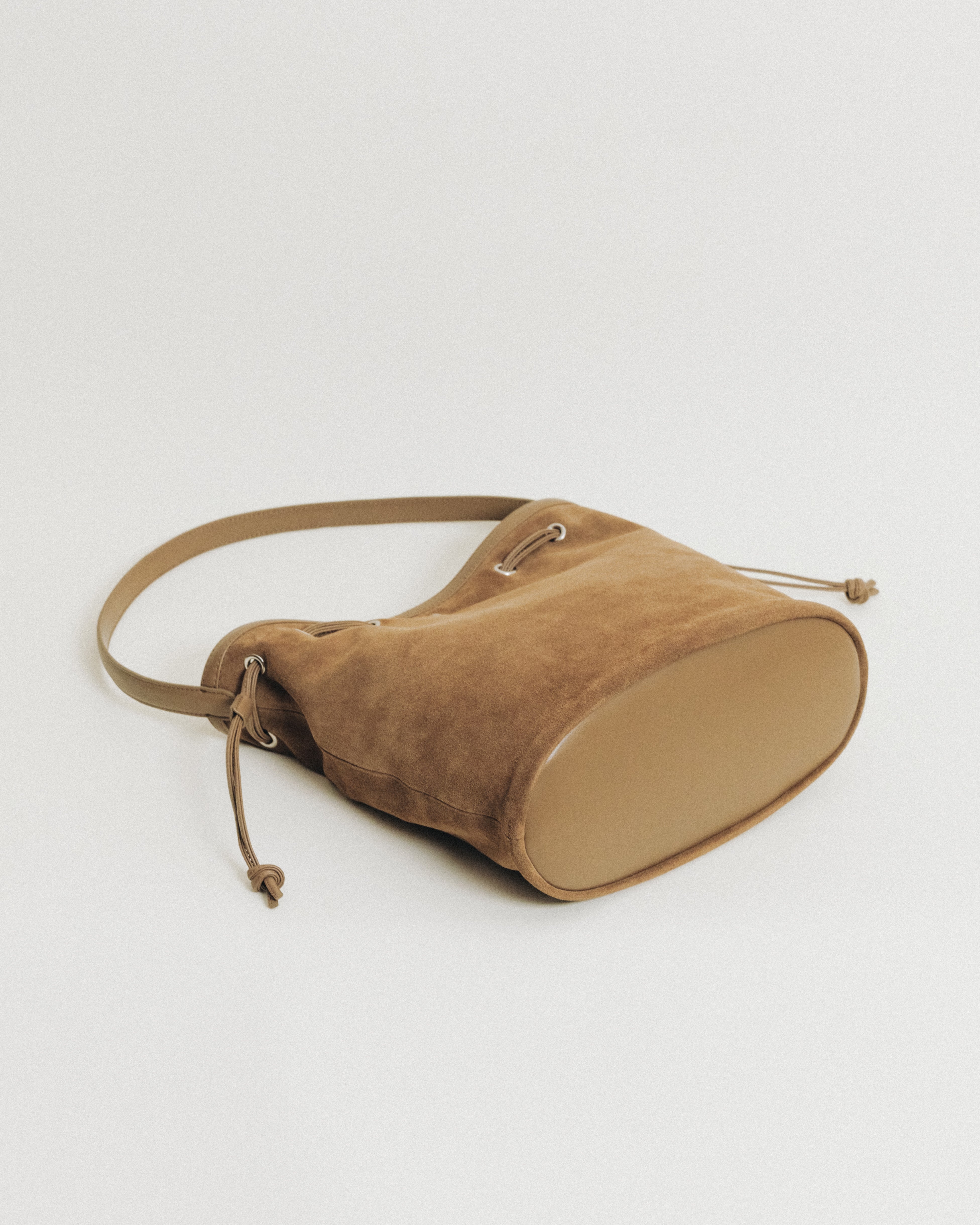 SAC COQUILLE BUCKET SUEDE BEIGE – TOUT Y EST JP