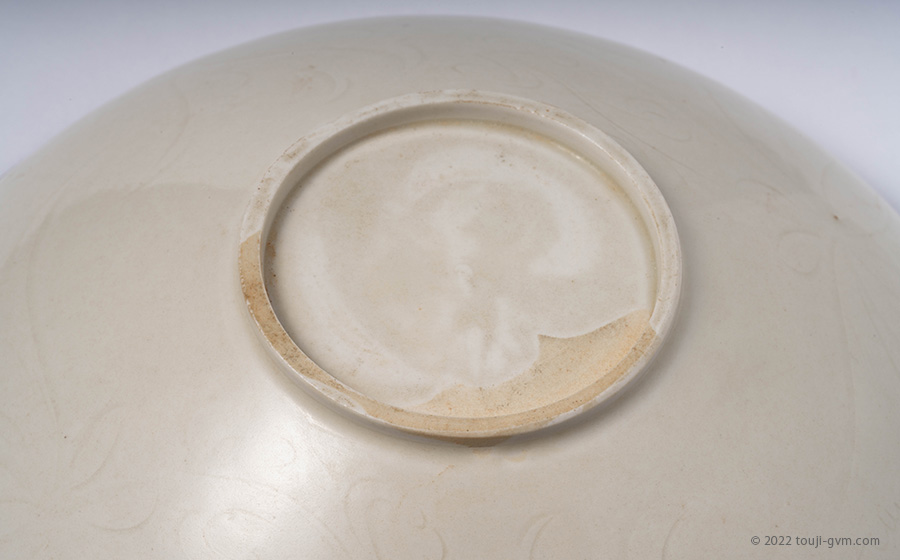 定窯 白磁印花草魚文盤 – Ding ware Plate | 陶磁オンライン美術館ー