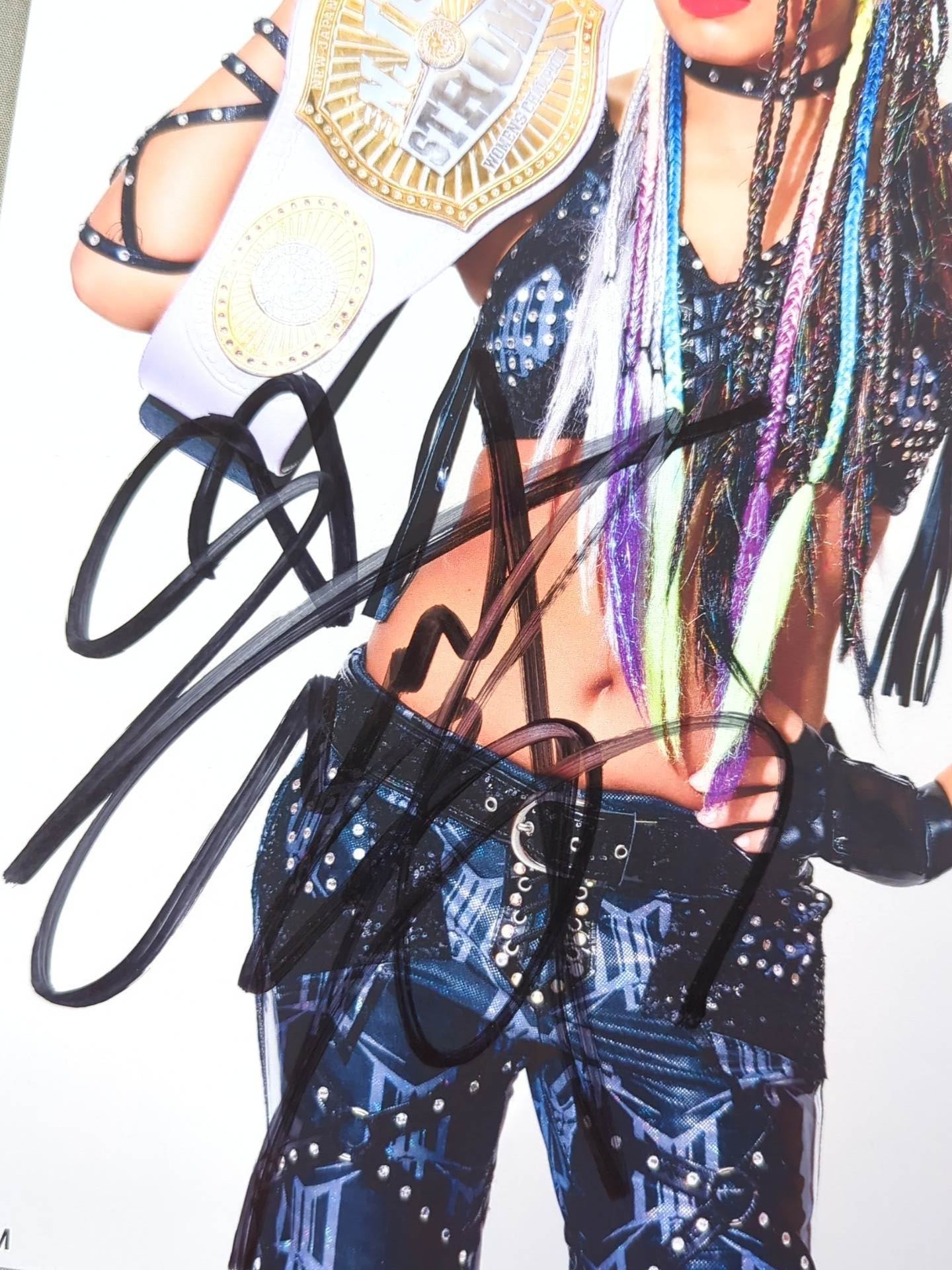 ジュリア 直筆サイン入り スターダムポートレート(E-8) – 闘道館