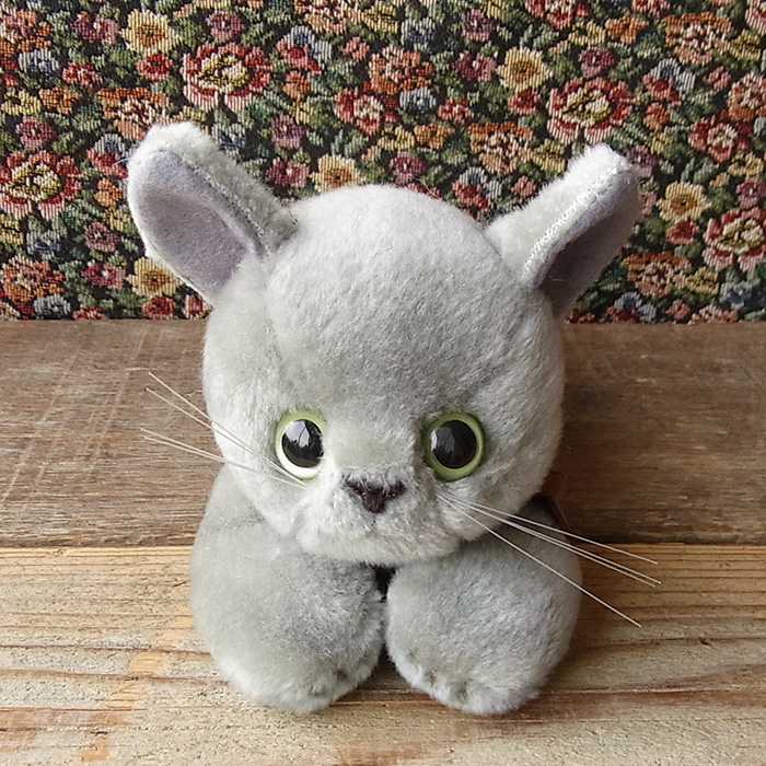 雲の帽子をかぶったグレーの猫のぬいぐるみ 雲の帽子をかぶっ