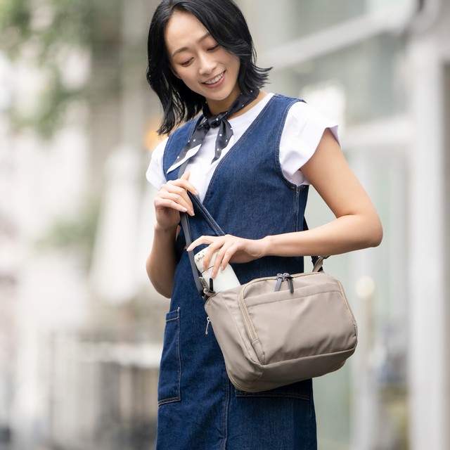 楽天市場】ショルダーバッグ ママカルショルダー 拡張機能 抗菌防臭 撥