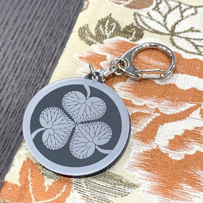 楽天市場】徳川家紋 初期 三つ葉葵 家紋キーホルダー｜戦国武将グッズ